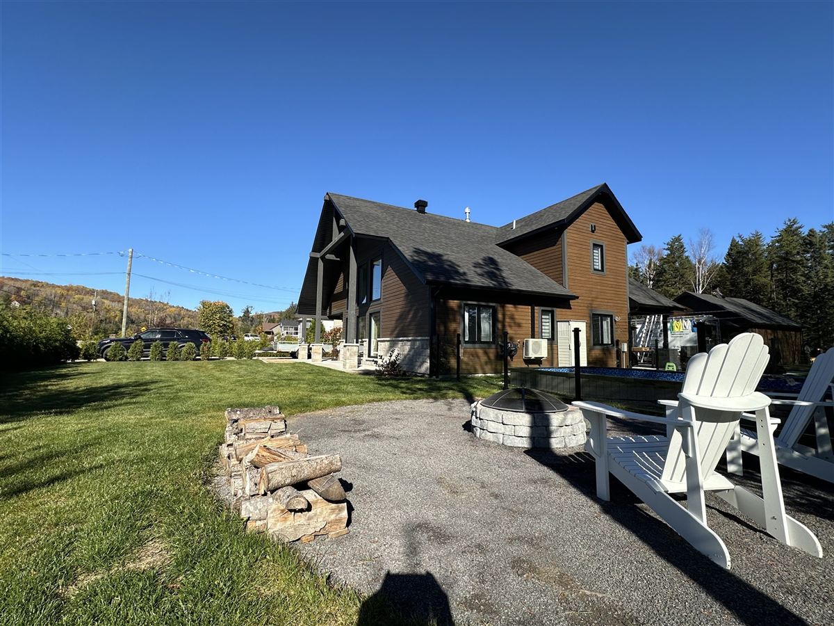 Maison résidentielle avec pelouse, pavé et bordures à contourner